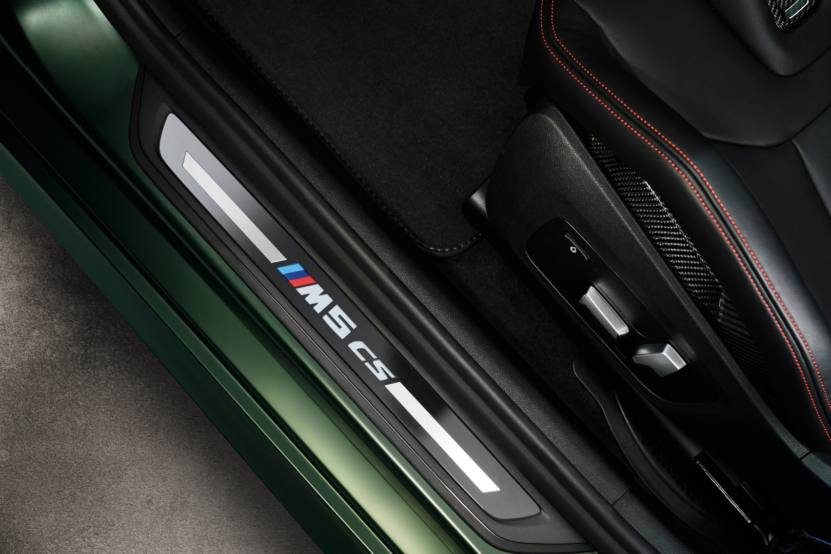 SMALL_P90411363_highRes_the-new-bmw-m5-cs-st